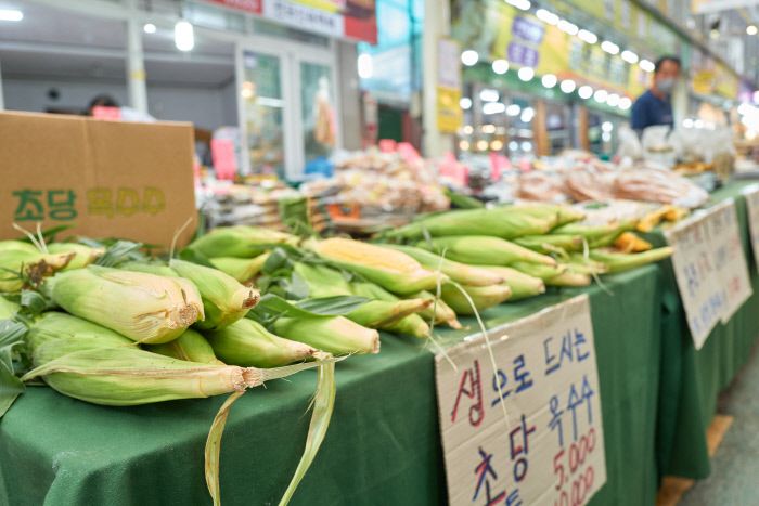 7월 정선 시장의 대표 상품은 옥수수다.
