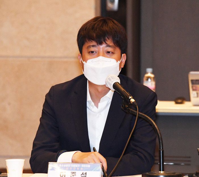 이준석 국민의힘 대표가 22일 오전 서울시 마포구 상암동 DMC타워에서 열린 중소상공인 자영업자-국민의힘 현안 간담회에서 발언하고 있다. 국회사진기자단