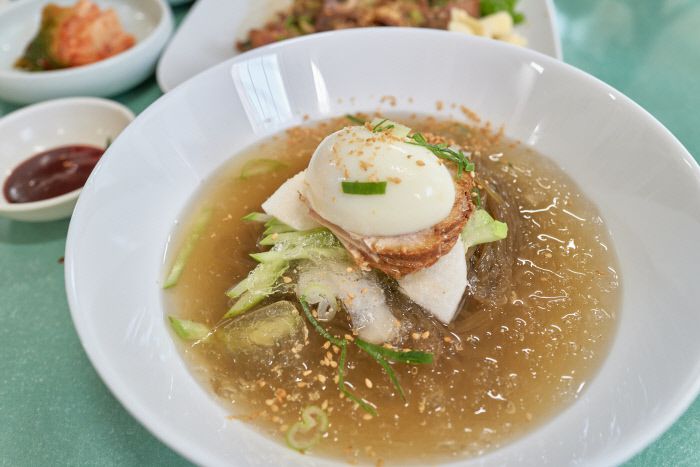 쫄깃한 면발의 정선 냉면.