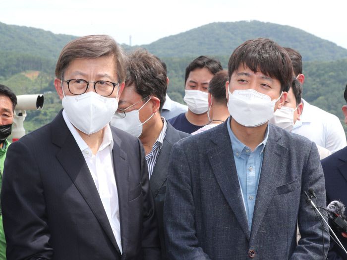 이준석 국민의힘 대표(오른쪽)가 23일 부산 강서구 가덕도 대항전망대를 찾아 박형준 부산시장과 함께 관계자로부터 가덕신공항 예정지에 대한 현황보고를 듣고 있다.연합뉴스