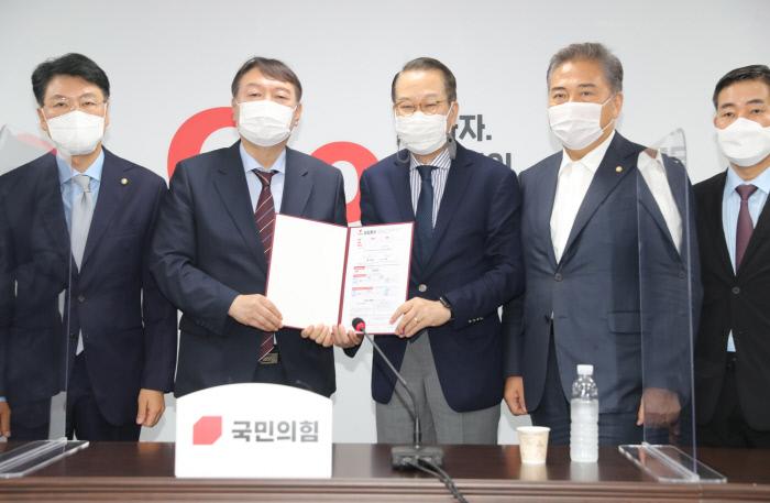 윤석열 대선 예비후보가 30일 오후 서울 여의도 국민의힘 중앙당 당사를 방문,  대외협력위원장인 권영세 의원에게 입당원서를  제출한 뒤 기념촬영을 하고 있다. 국회사진기자단