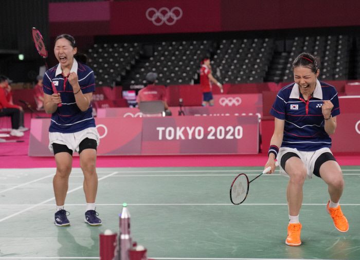 한국 배드민턴 여자복식 김소영과 공희용이 29일 열린 8강전에서 세계랭킹 2위인 일본을 상대로 짜릿한 역전 승리를 따내며 4강에 진출했다. AP연합뉴스
