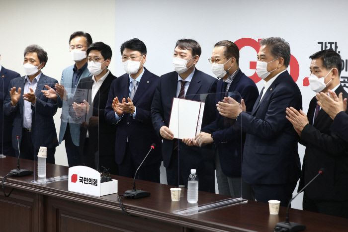 윤석열 전 검찰총장(오른쪽 네번째)이 30일 서울 여의도 국민의힘 당사에서 권영세 대외협력위원장(오른쪽 세번째)에게 입당원서를 제출한 뒤 기념촬영을 하고 있다.  연합뉴스