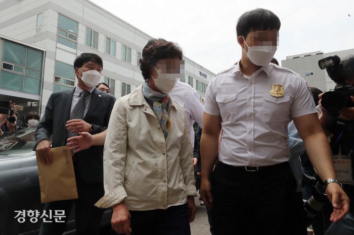 의료법 위반과 특정경제범죄 가중처벌 등에 관한 법률상 사기 혐의를 받는 윤석열 전 검찰총장의 장모인 최모씨가 지난 7월 2일 오전 경기도 의정부시 의정부지방법원에서 1심 선고에 공판에 출석하고 있다. / 사진공동취재단