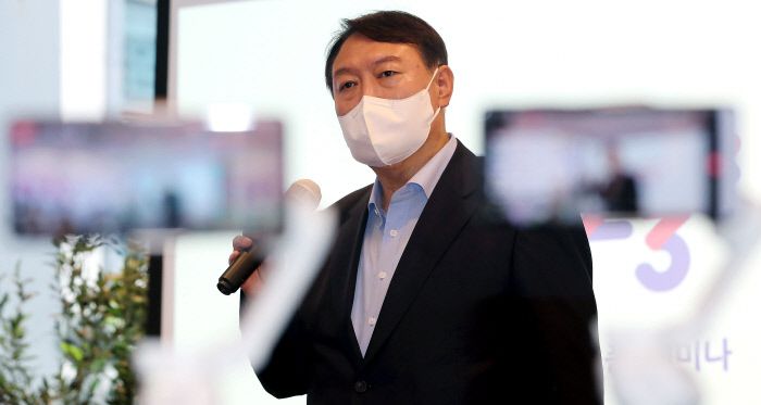 윤석열 대선 예비후보가 지난 1일 오후 서울 여의도 하우스카페에서 열린 청년 싱크탱크 ‘상상23 오픈 세미나’에서 축사를 하고 있다. 연합뉴스