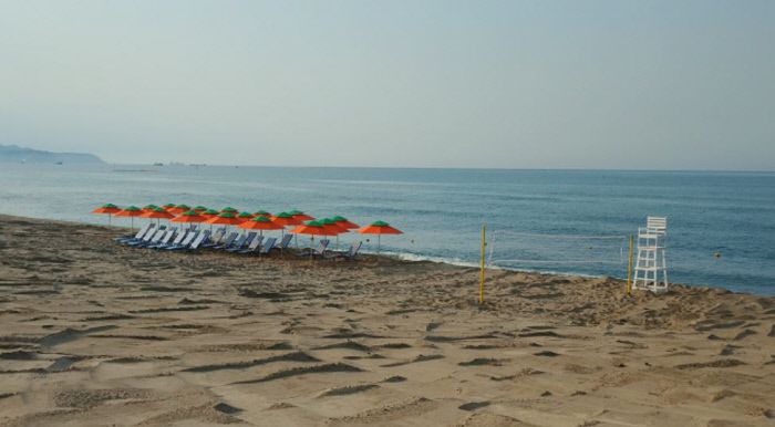 ‘방탄소년단(BTS)’이 지난 3월 싱글앨범 ‘버터(Butter)’의 앨범재킷을 촬영했던 맹방해변 백사장에 최근 포토존이 설치됐다. 삼척시는 BTS 팬들에게 소중한 추억을 선사하기 위해 앨범재킷 촬영 당시 소품으로 사용된 비치발리볼 네트와 심판의자, 파라솔과 썬 베드 등을 맹방해변 백사장에 그대로 재현해 놨다. 삼척시 제공