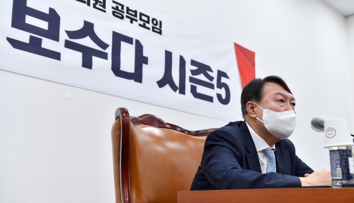 국민의힘 대권주자인 윤석열 전 검찰총장이 2일 국회에서 열린 국민의힘 초선 공부모임 ‘명불허전 보수다’에서 강연을 하고 있다.  국회사진기자단