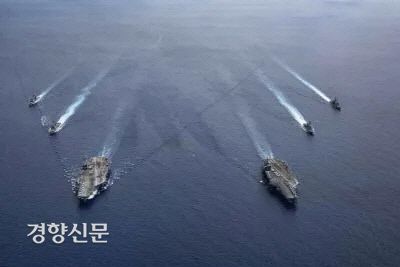 미국 항공모함이 지난해 남중국해를 항행하고 있다. 미 해군·AP연합뉴스
