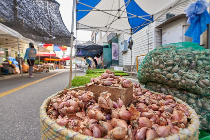 단출한 장터에서는 단골과 상인들의 다정한 흥정이 오갔다.