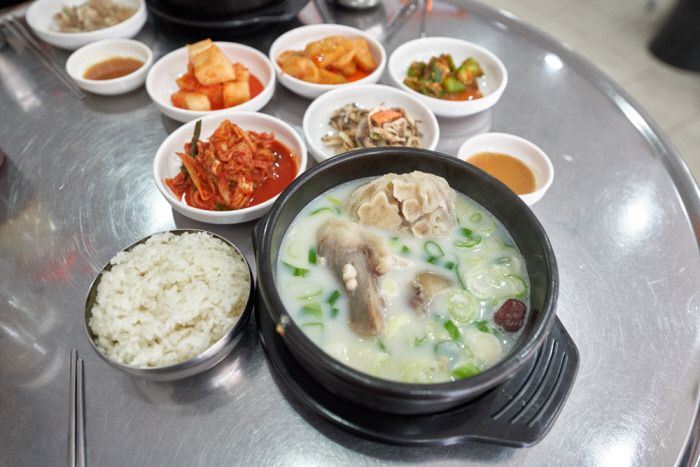 사골 국물을 내서 끓인 우족탕은 진국이었다.