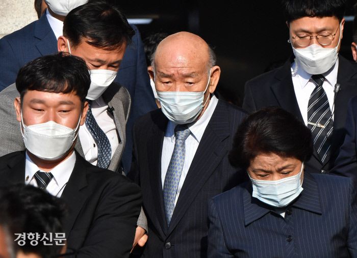 고(故) 조비오 신부에 대해 사자명예훼손 혐의를 받고 있는 전두환씨가 2020년 4월27일 광주 동구 광주지법에서 재판을 받고 경호원의 보호를 받으며 법정을 빠져나가고 있다.  |김창길 기자