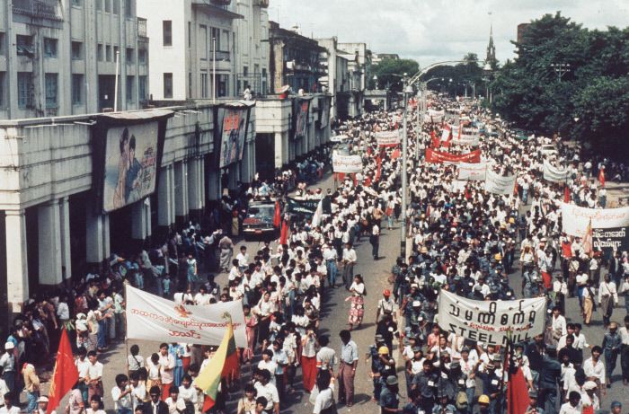 1988년 8888 민주화 항쟁 당시 미얀마 시민들이 양곤 거리에 나와 군부에 항의하는 시위를 하고 있다. 경향DB