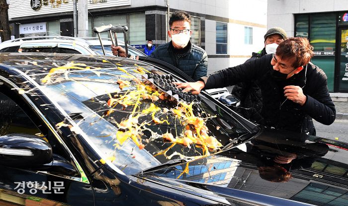 전직대통령 전두환씨가 2020년 11월30일 1심에서 유죄를 선고받은 뒤 5·18부상자회 소속 회원들이 전씨 일행 차량에 계란을 던지고 있다.  우철훈 선임기자