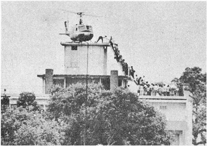 미국이 베트남전에서 패배한 이후 베트남에서 탈출하려는 사람들이 1975년 4월29일(현지시간) 베트남 호치민(옛 사이공) 미국 국제 개발청 직원 숙소 옥상에서 구출 헬기를 타기 위해 줄을 서고 있다. 당시 미국 정부의 ‘프리쿼트 윈드’(빈번한 바람) 구출 작전으로 미국 시민과 동맹국 시민 7000여명이 호치민 여러 장소에서 탈출을 시도했다. 경향DB