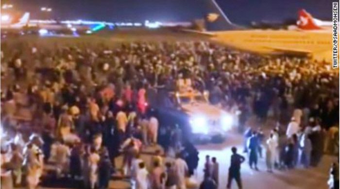 아프가니스탄 카불 공항 활주로에 인파가 몰려들어 있다.  트위터 캡처