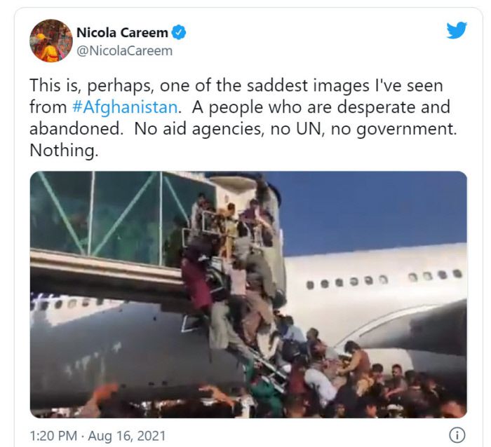 아프가니스탄 카불 공항 활주로에서 16일(현지시간) 사람들이 비행기 탑승구에 필사적으로 매달리고 있다.  트위터 캡처