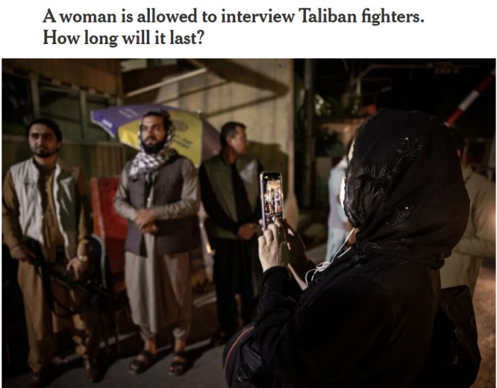 아프가니스탄의 방송 기자인 자하라 나비가 17일(현지시간) 수도 카불의 검문소에서 탈레반 대원들을 취재한 뒤 사진을 찍고 있다. 뉴욕타임스는 “과거엔 상상할 수조차 없었던 장면”이라고 평가했다. 뉴욕타임스 화면 갈무리