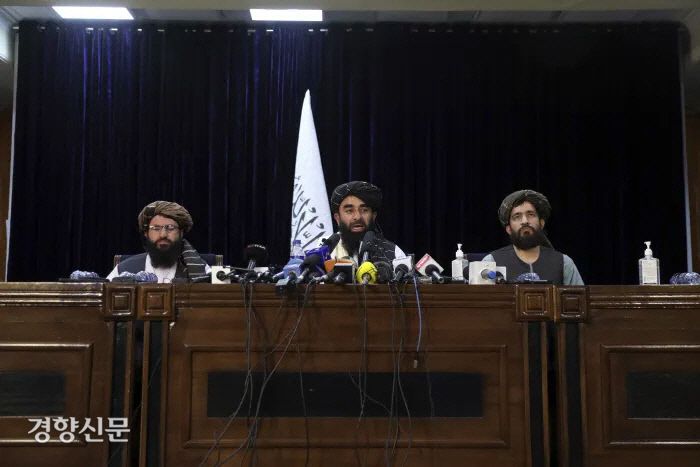 아프가니스탄을 장악한 이슬람 무장조직 탈레반이 17일(현지시간) 수도 카불에서 첫 공식 기자회견을 하고 있다. 카불｜AP연합뉴스