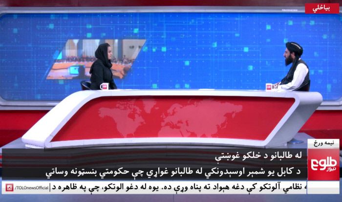 톨로뉴스의 여성 앵커 베헤슈타 아르간드가 17일(현지시간) 탈레반 미디어팀 간부인 몰로이 압둘하크 헤마드와 나란히 앉아 인터뷰하고 있다. 톨로뉴스 공식 트위터