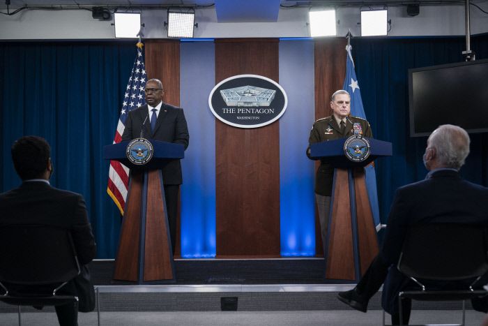로이드  오스틴 미국 국방장관(왼쪽)과 마크  밀리 합참의장이 18일(현지시간) 버지니아주 알링턴 국방부 청사에서 아프가니스탄 사태와 관련한 언론 브리핑을 하고 있다. 알링턴|AP연합뉴스