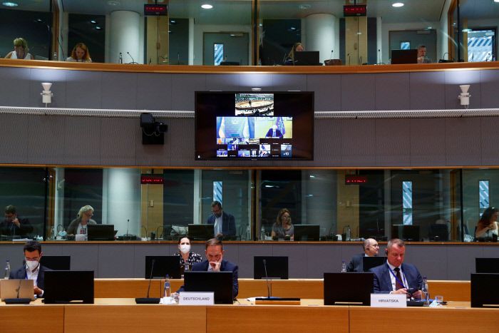 유럽연합(EU) 외교 수장인 호세프 보렐 외교·안보 정책 고위대표(가운데)가 17일(현지시간) 회원국 외무장관들과 아프가니스탄 상황에 대한 화상회의를 하는 모습이 벨기에 브뤼셀 회의장에 설치된 화면에 비치고 있다. 브뤼셀 | 로이터연합뉴스