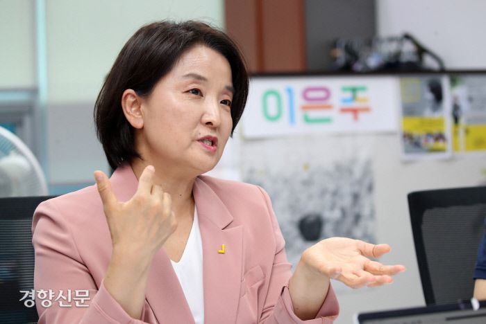 이은주 정의당 의원이 20일 국회 의원회관 의원실에서 전날 국회에서 의결된 언론중재법 개정안에 대해 경향신문과 인터뷰를 하고 있다. 권도현 기자