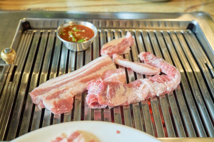 지리산과 덕유산 자락을 낀 동네에서 흑돼지를 놓치고 갈 수 없다.