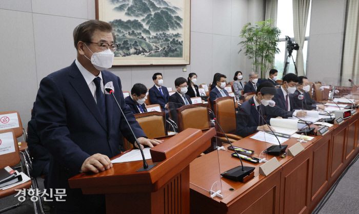 서훈 국가안보실장이 23일 국회에서 열린 운영위 전체회의에서 업무보고를 하고 있다. 국회사진기자단