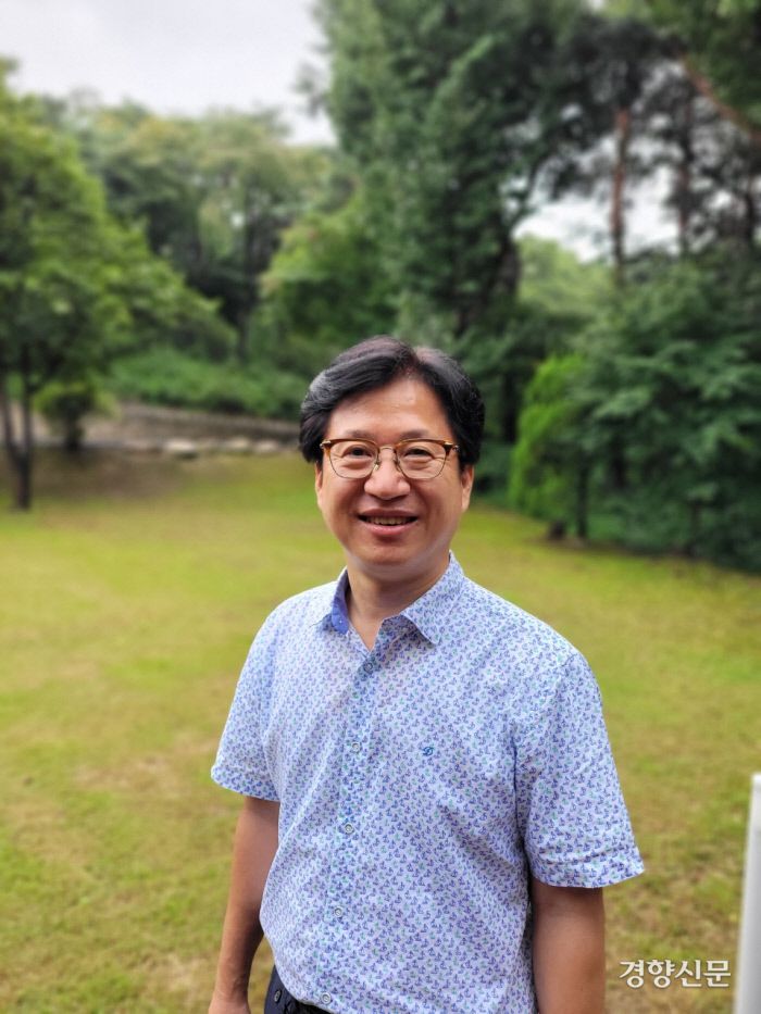 25일 서울 성북구 한국과학기술연구원에서 만난 유범재 실감교류인체감응솔루션 연구단장은 2010년 공존현실이라는 개념을 과학계에 제시하는 등 메타버스를 현실로 만들기 위해 선도적으로 뛰어든 과학자다.유 단장은 “공존 현실은 메타버스와 기본적으로 같은 흐름이지만, 사람 간 ‘소통’에 방점을 찍는다”고 말했다. 이정호 기자