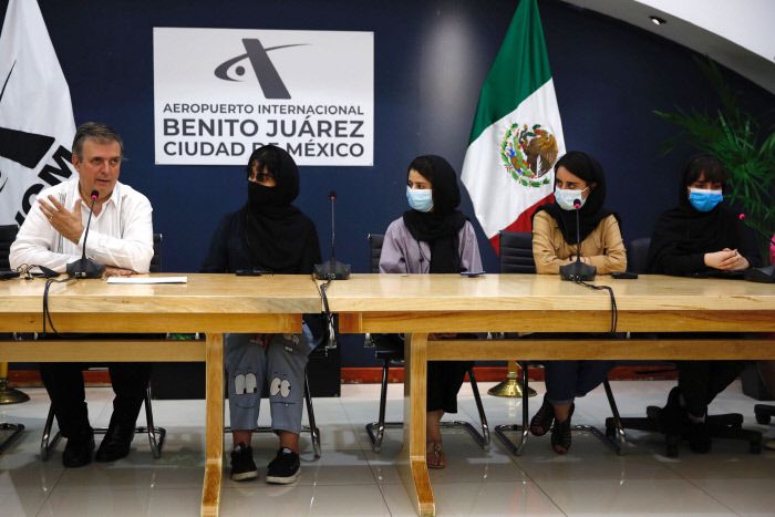 마르타 델가도 멕시코 외무부 차관(왼쪽)과 아프간 로봇팀 소녀들이 멕시코 수도 멕시코시티 공항에서 기자회견을 열고 있다.   멕시코시티｜EPA연합뉴스