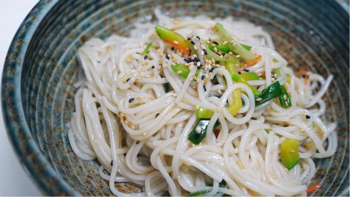 별 다를 것 없이 보이는 ‘간장 국수’지만 할머니 손맛이 더해지면 트렌드한 레시피가 된다. 박막례 할머니의 요리는 맛과 함께 옛날 옛적 향수가 담겨있다.