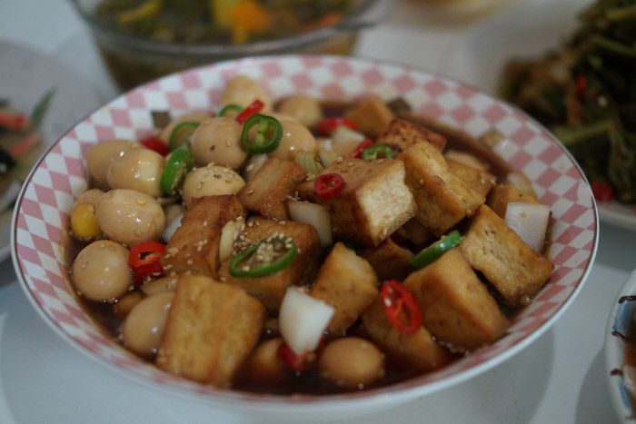 건강한 단백질의 총집합 ‘두부 메추리알 장조림’은 다른 반찬이 없어도 아쉽지 않은 할머니표 밥도둑이다.