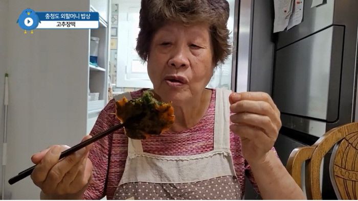 손녀와 김장을 하다 우연히 유튜버가 된 ‘충청도외할머니밥상’의 김동예 할머니. 계량없이 ‘적당히’를 외치지만 할머니 요리는 마치 마법처럼 맛있어진다.