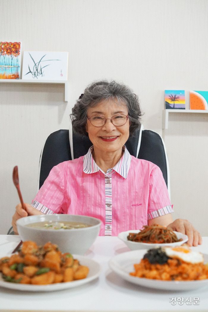 유튜브 ‘손맛 할머니’ 이용숙 할머니의 투박한 레시피는 젊은이들에게 그리운 어린 시절을 떠올리게 한다.