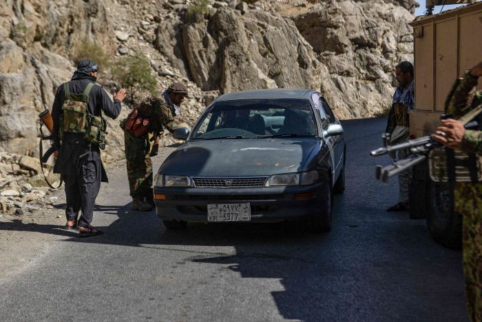 아프가니스탄 저항군의 한 대원이 지난 8월 25일(현지시간) 북부 판지시르주의 라에탕 지구의 도로에서 통행하는 차량을 검문하고 있다.  판지시르 |  AFP 연합뉴스