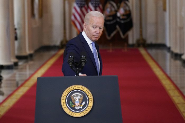 조 바이든 미국 대통령이 31일(현지시간) 워싱턴 백악관에서 아프가니스탄 전쟁 종전에 관한 대국민 연설을 한 다음 연설대를 떠나고 있다. 워싱턴|AP연합뉴스