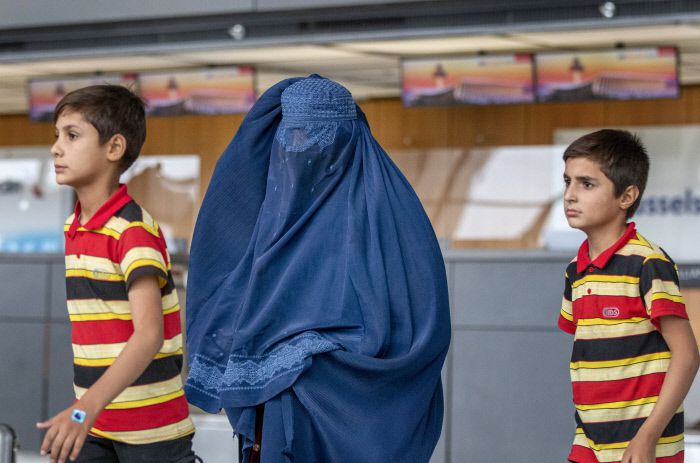 아프가니스탄 카불에서 탈출해 1일(현지시간) 미국 워싱턴 인근 덜레스 국제공항에 도착한 아프간인  가족이 공항 터미널을 빠져나가고 았다. 챈틸리|AP연합뉴스