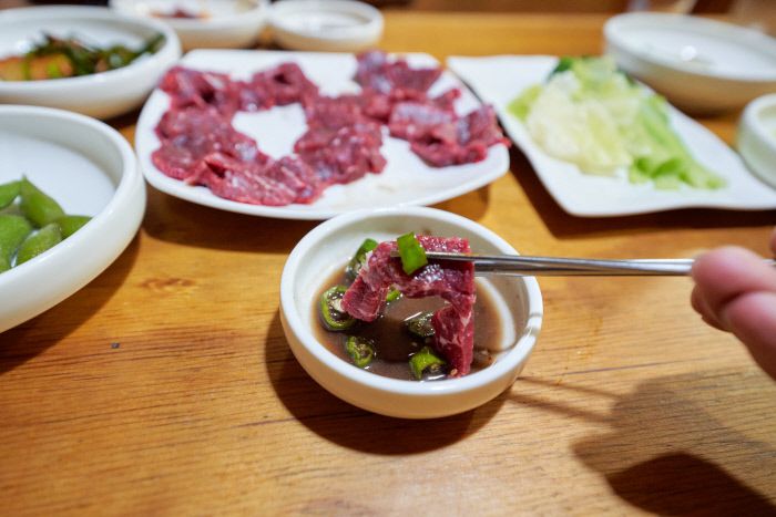 ‘당일 출고’한 뭉티기와 액젓 소스의 환상적인 감칠맛 조합.