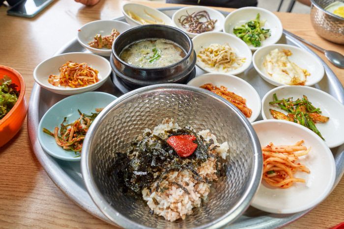 쟁반을 그득 채운 여러 가지 나물에 된장찌개 넣어 쓱쓱 비벼 먹는 보리밥
