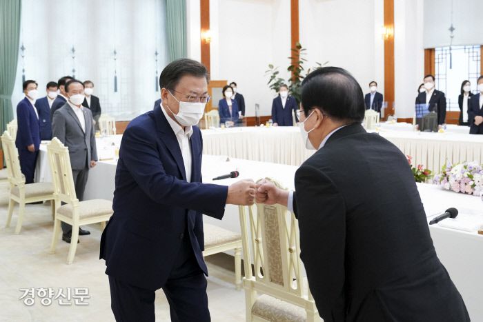 문재인 대통령이 3일 청와대에서 열린 국회의장단 및 상임위원장단 초청 오찬간담회에서 박병석 국회의장과 인사하고 있다. 청와대사진기자단