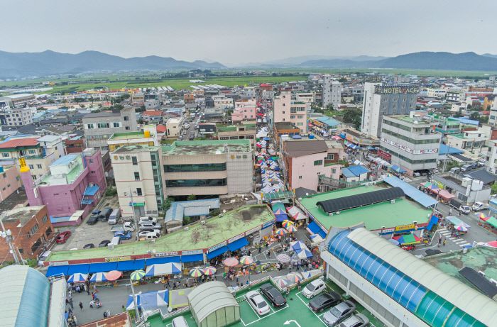 4·9일장인 경주 안강시장은 영천, 포항, 경주에서 모이는 인파로 이른 아침부터 흥이 넘쳤다.