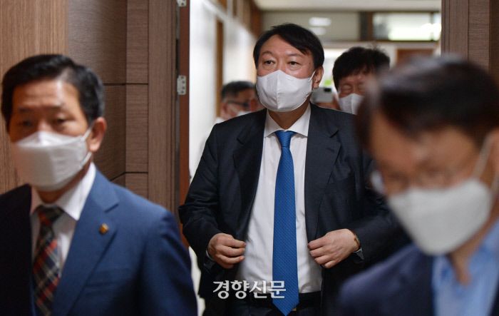 국민의힘 대선 경선 후보인 윤석열 전 검찰총장이 3일 서울 종로구 기독교회관에서 한국교회 대표연합기관 및 평신도단체와 간담회를 위해 회의실로 들어서고 있다. 국회사진기자단