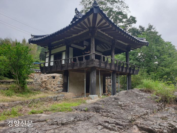 침수정.  중국 <진서(晉書)>의 ‘손초 열전’ 중 ‘흐르는 물을 베개 삼아 돌로 양치질을 하며 세월을 잊겠다(枕流漱石·침류수석)’에서 따온 이름이다.
