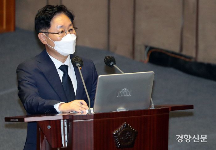 박범계 법무부 장관이 13일 오후 국회 본회의에서 열린 정치 분야 대정부 질문에 출석해 백혜련 더불어민주당 의원 질의에 답변하고 있다./국회사진기자단