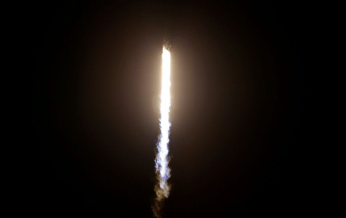 스페이스X가 개발한 우주선 ‘크루드래곤’을 실은 로켓 팰컨9이 15일(현지시간) 미국 플로리다주 케이프커내버럴 케네디 우주센터에서 발사되고 있다. 케이프커내버럴|로이터연합뉴스