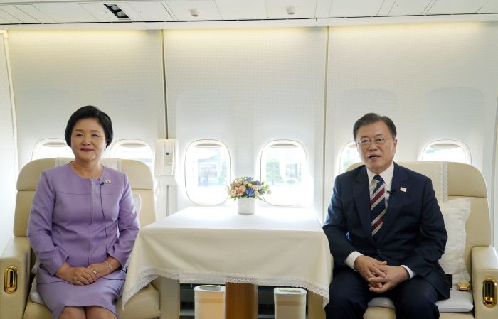 문재인 대통령과 김정숙 여사가 지난 19일 오후 뉴욕 유엔총회 참석을 위해 출국하기에 앞서 기내에서 추석 명절 인사를 영상으로 전하고 있다. /청와대 제공