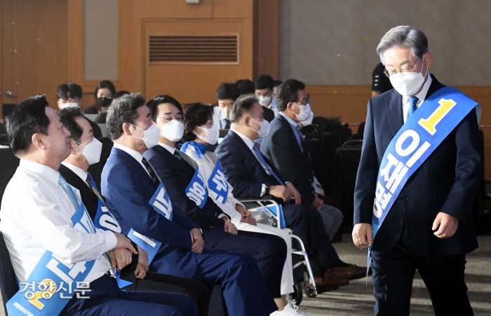 9월 12일 오후 강원도 원주 오크밸리 리조트 켄벤션홀에서 열린 더불어민주당 대선 후보자 선출을 위한 강원 합동 연설회에서 이재명 후보가 연설 뒤 자리로 돌아가고 있다. /김영민 기자