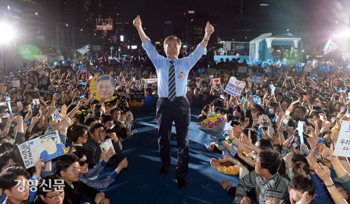 민주당 경선 국면에서 문재인 대통령 지지자들은 최종적으로 누구를 선택할까. 문재인 더불어민주당 대선후보가 지난 2017년 대선을 하루 앞둔 5월 8일 오후 서울 광화문광장에서 진행된 제19대 대통령 선거 마지막 유세에서 엄지척을 하고 있다.  / 권호욱 선임기자
