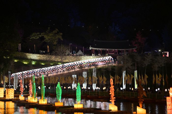 충남 공주 공산성 일대 금강에 백제 시대 유등이 떠 있다. 공주시 제공