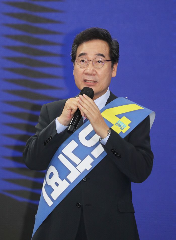 지난 26일 전북 완주군 우석대학교 체육관에서 열린 더불어민주당 대선 후보 선출을 위한  전북 합동연설회. 이낙연 후보가  연설하고 있다. 연합뉴스